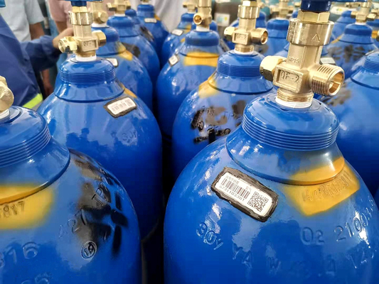 Le cylindre d'oxygène industriel de gaz dépistant l'étiquette de Code QR contrôlent le label
